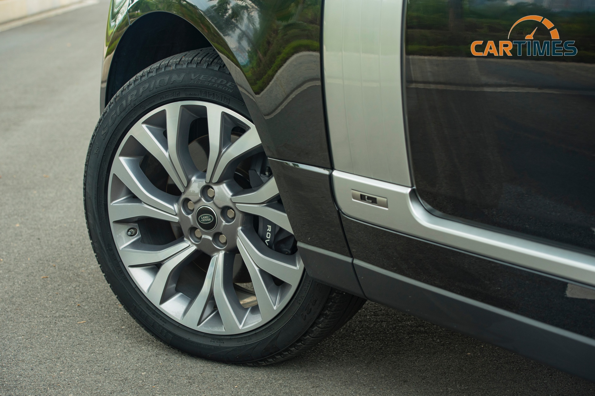 La zăng 21 inch 7 chấu có màu bạc phay xước trên xe Range Rover Autobiography P400