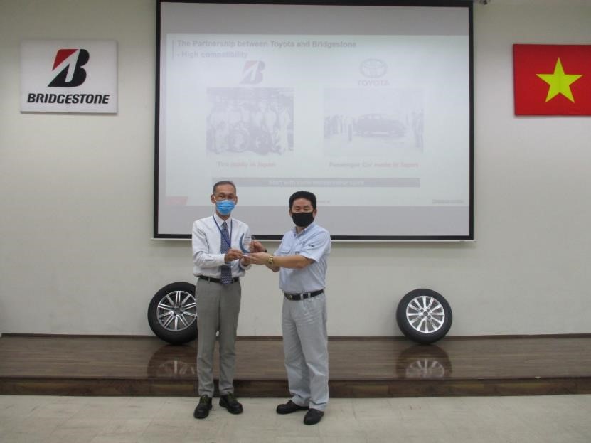 Ông Takeshi Sugiyama (phải), Tổng Giám đốc Công ty Sản xuất lốp xe Bridgestone nhận giải thưởng từ Toyota Việt Nam