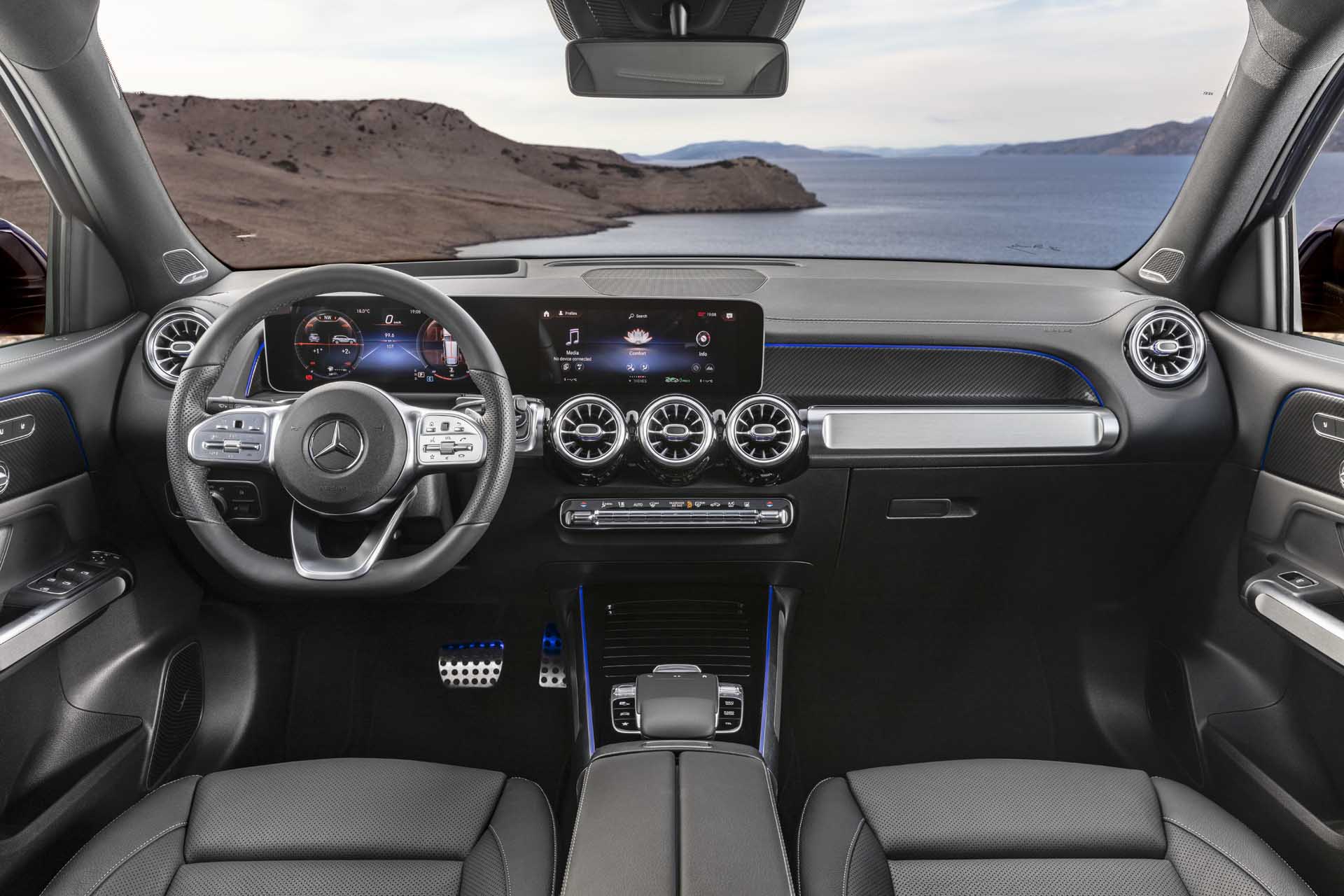 Hàng ghế trước của xe Mercedes-Benz GLB 200 AMG