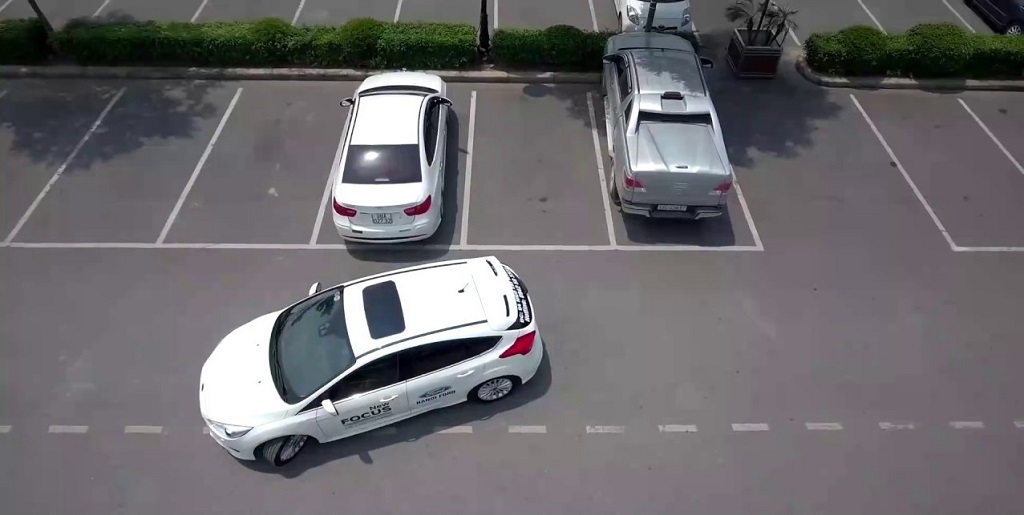 lùi xe ô tô
