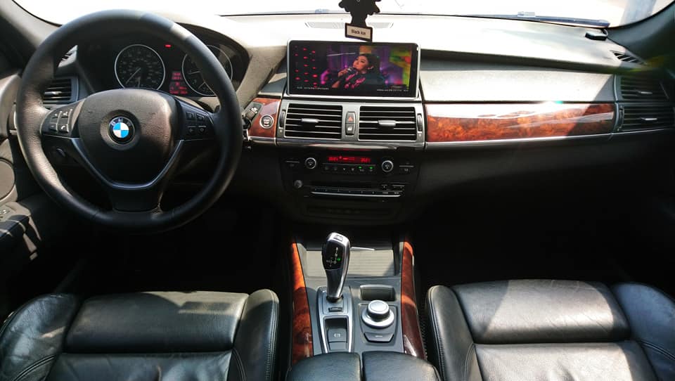Nội thất chiếc xe BMW X5 E70 2006 còn khá tinh tươm