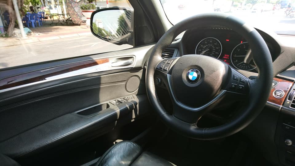 Vị trí người lái trên xe BMW X5