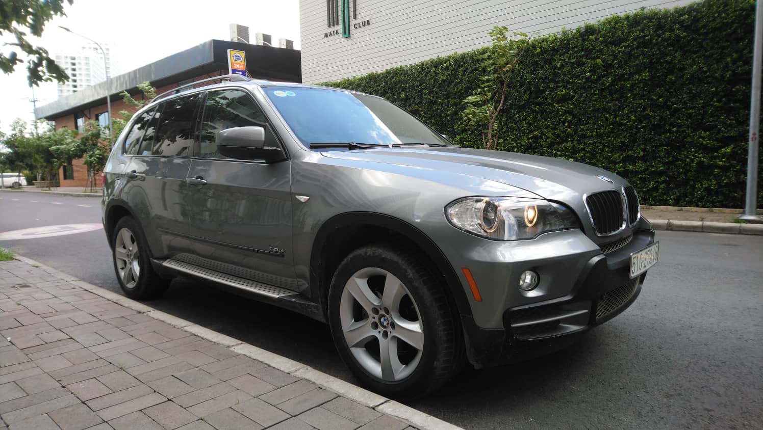 Chủ xe có tâm đã dành nhiều thời gian để chăm chút cho chiếc xe BMW X5 của mình