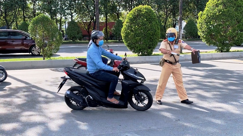 xe máy đi sai làn
