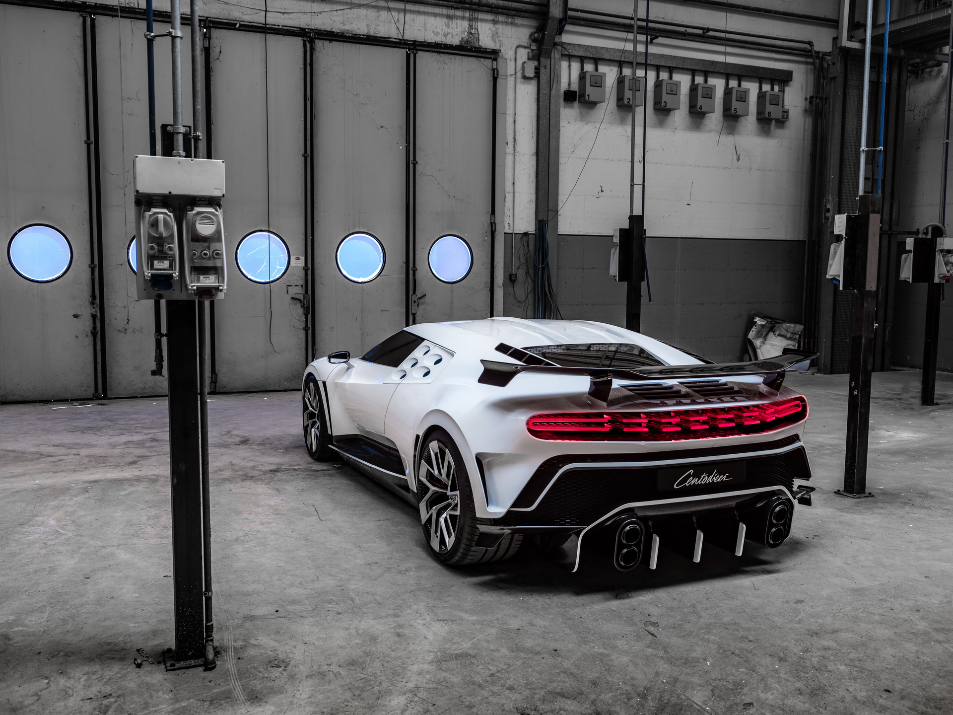 Đuôi xe Bugatti Centodieci rất đặc biệt