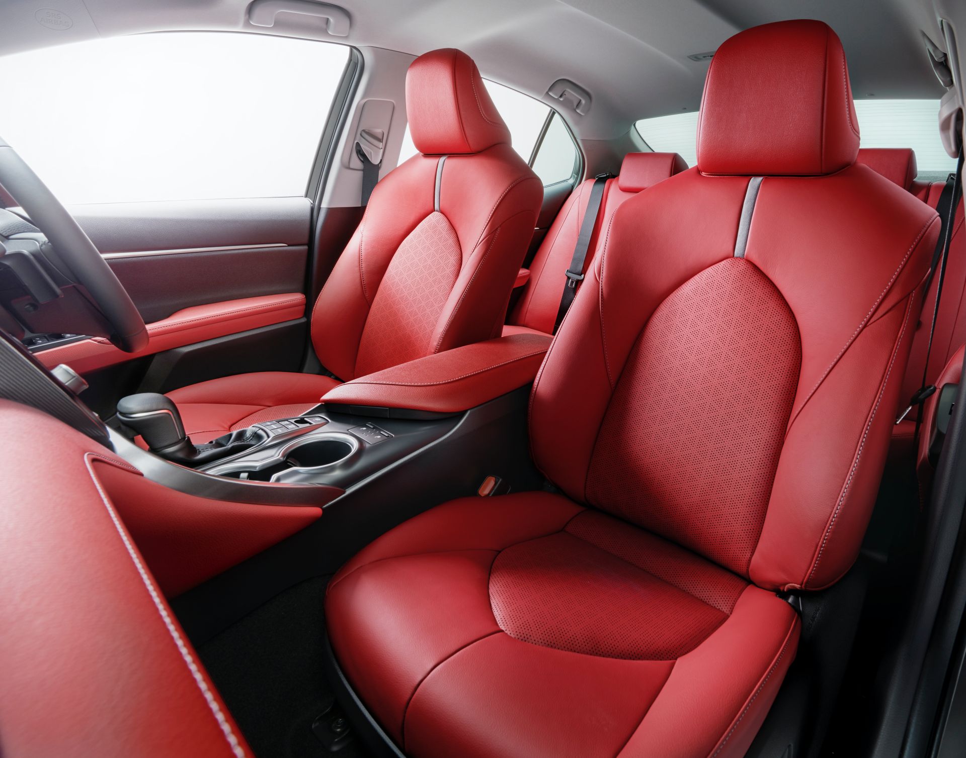 Nội thất da đỏ nổi bật của Toyota Camry Black Edition