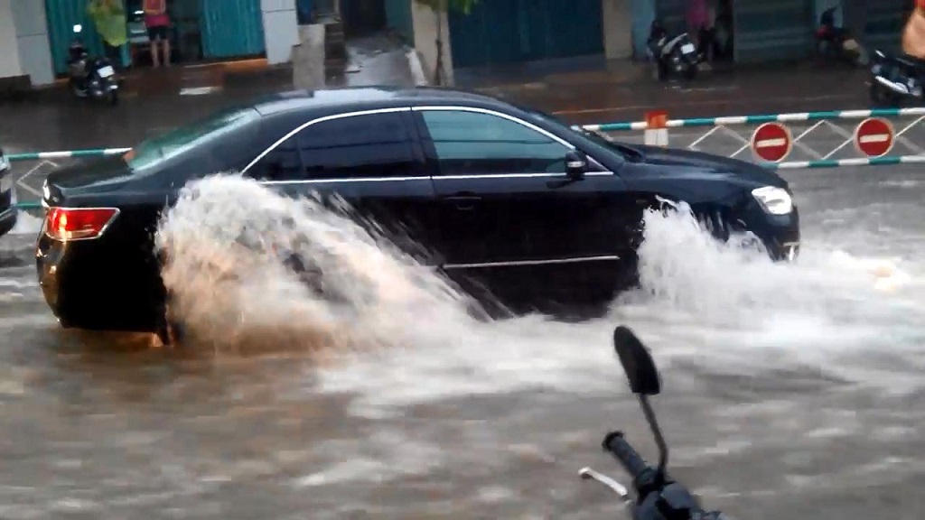 Cách xử lý khi xe ô tô bị ngập nước