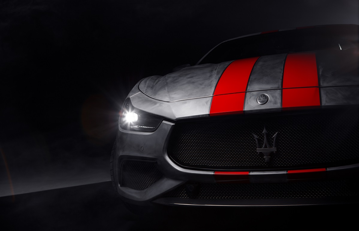 Chiếc Ghibli Trofeo Corse duy nhất có màu “Officine Aluminium” với hai sọc màu đỏ Rosso Fluo