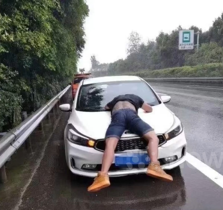 Người đàn ông nằm trên nắp ca-pô xe vợ cũ