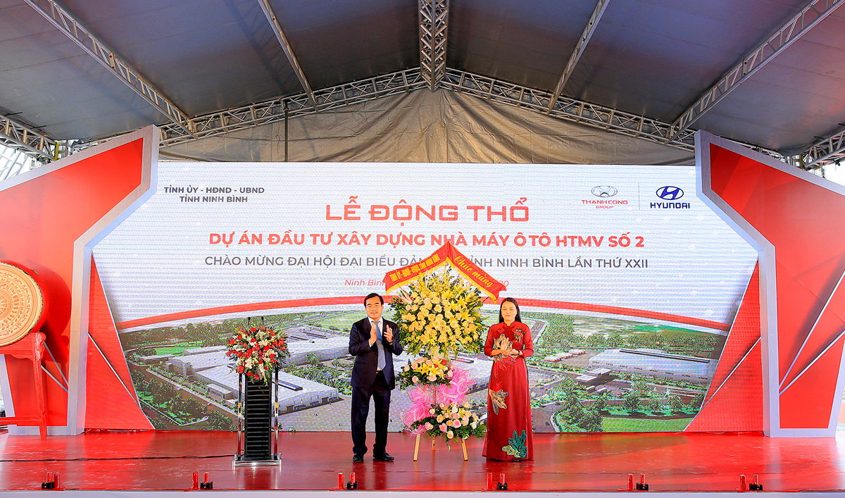 Bà Nguyễn Thị Thu Hà, Bí thư tỉnh ủy Ninh Bình trao lẵng hoa chúc mừng cho ông Nguyễn Anh Tuấn, Chủ tịch Tập đoàn Thành Công