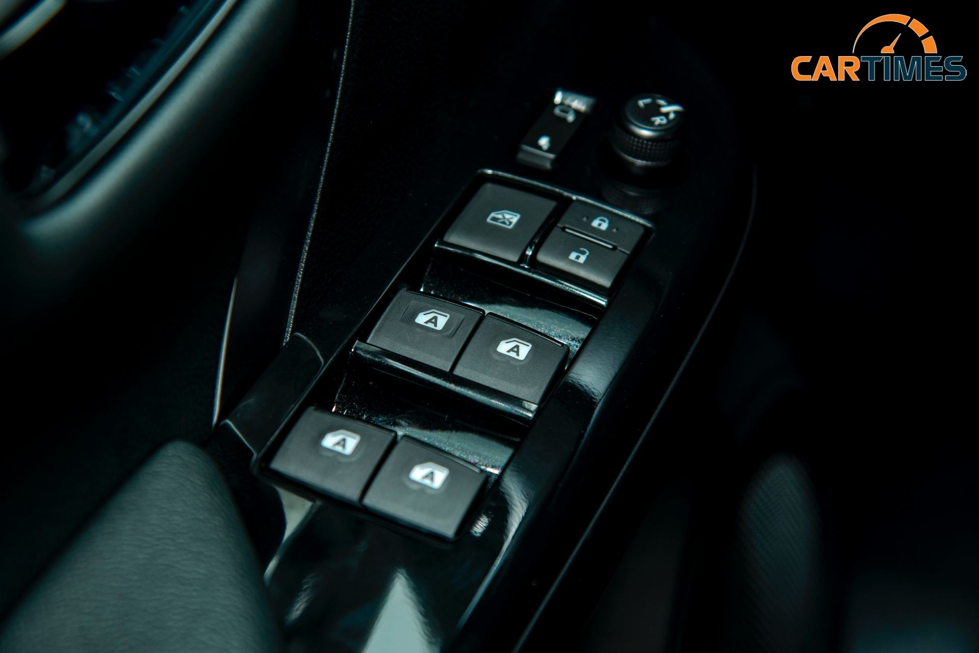 4 cửa sổ trên Toyota Fortuner 2020 đều chỉnh điện 1 chạm