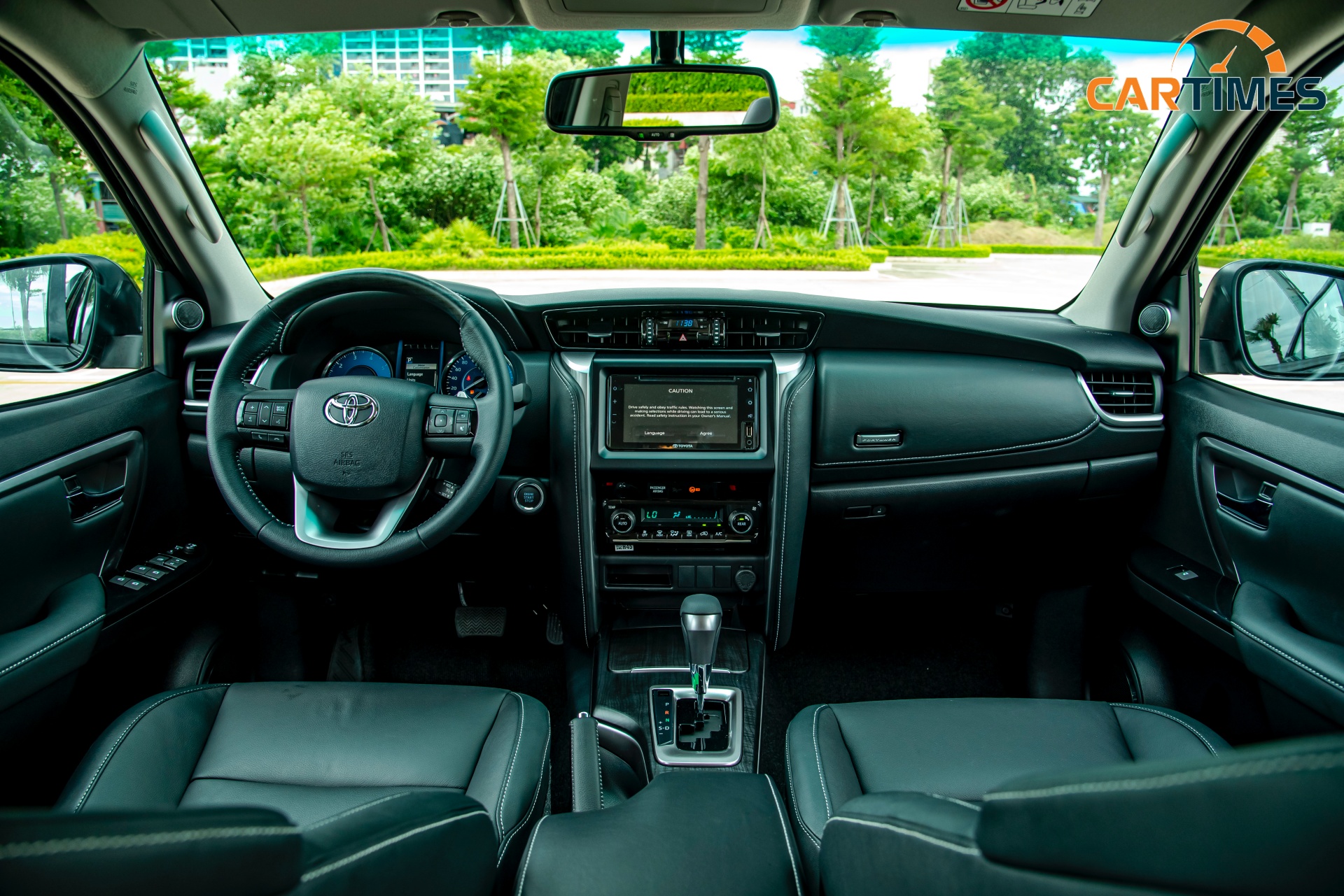 Hàng ghế trước của xe Toyota Fortuner 2020