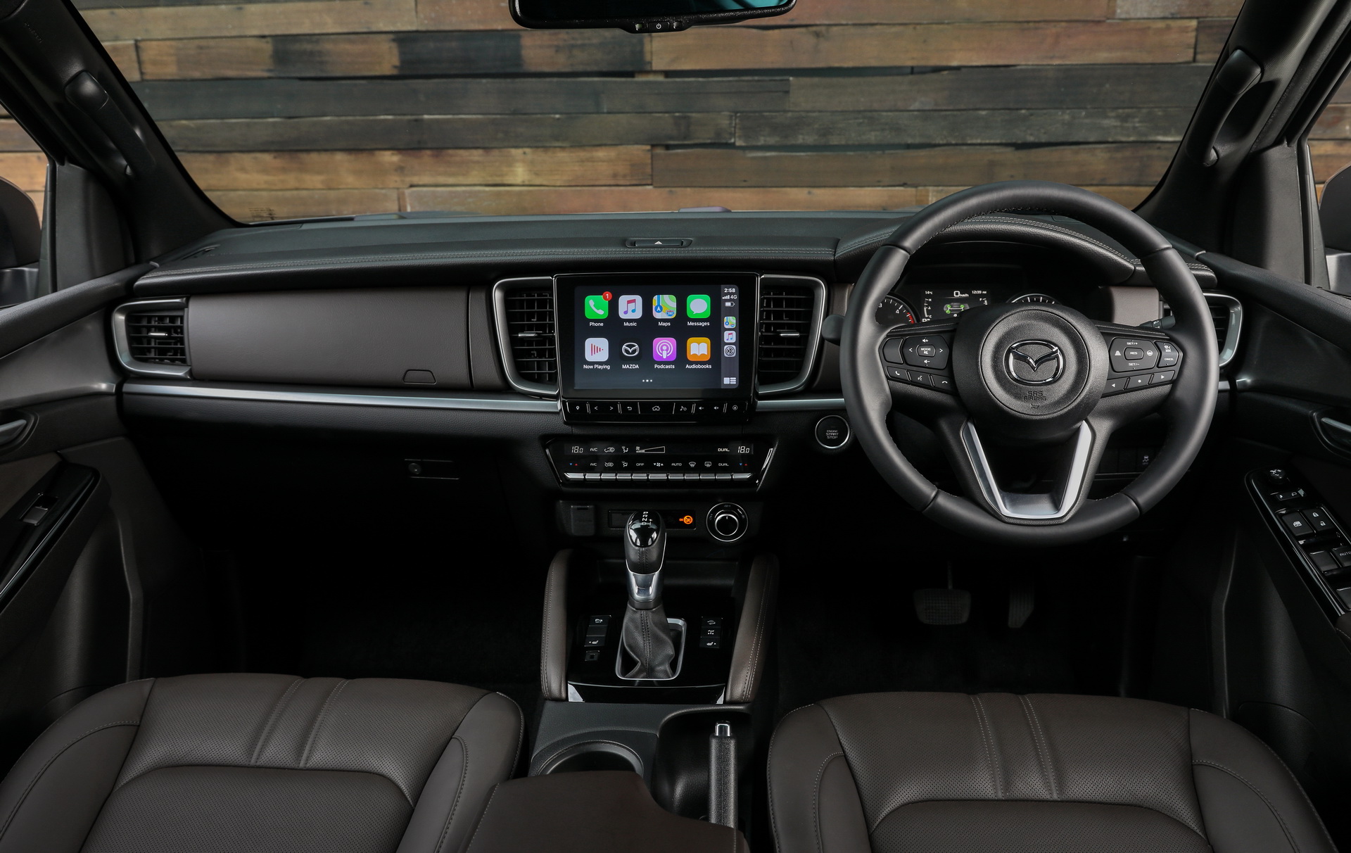 Nội thất hàng ghế trước của xe Mazda BT-50