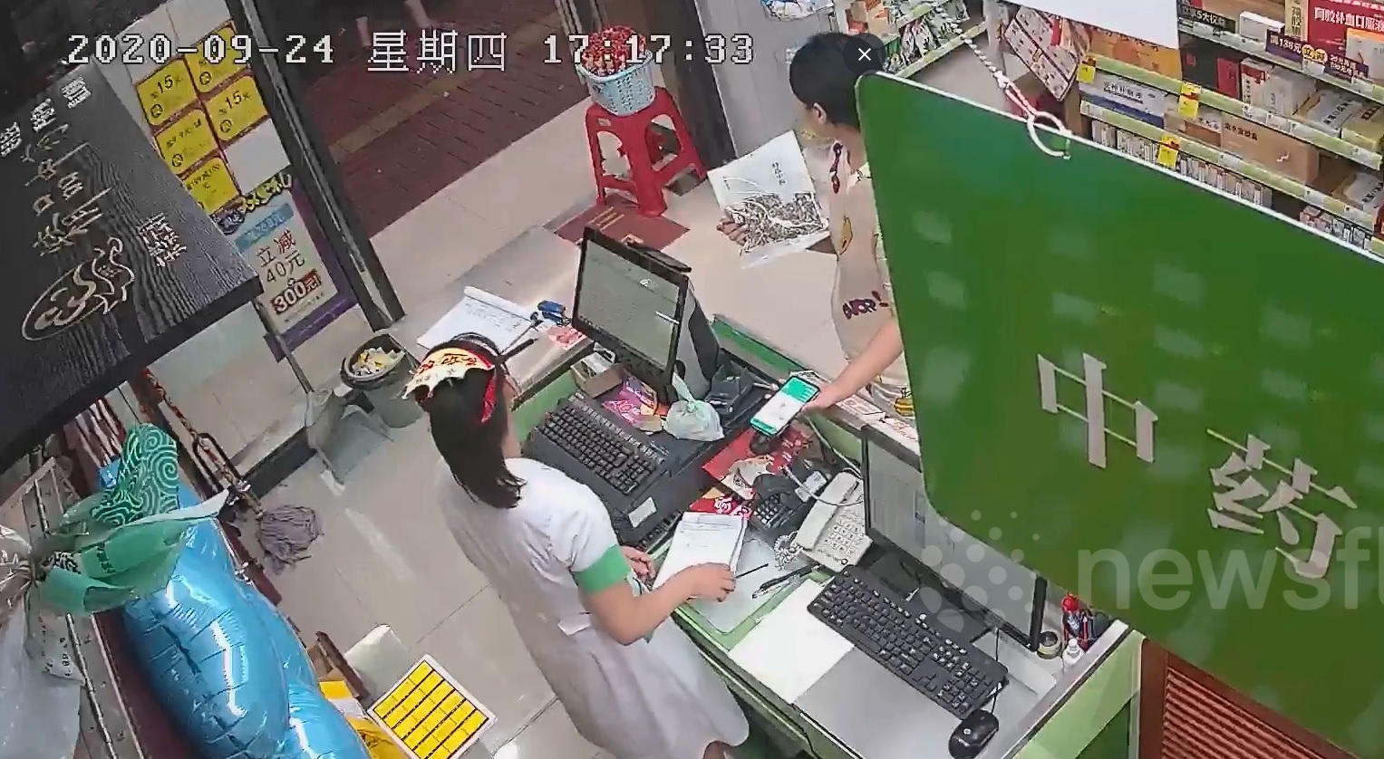 Cửa hàng thuốc trước khi ô tô lao qua cửa kính