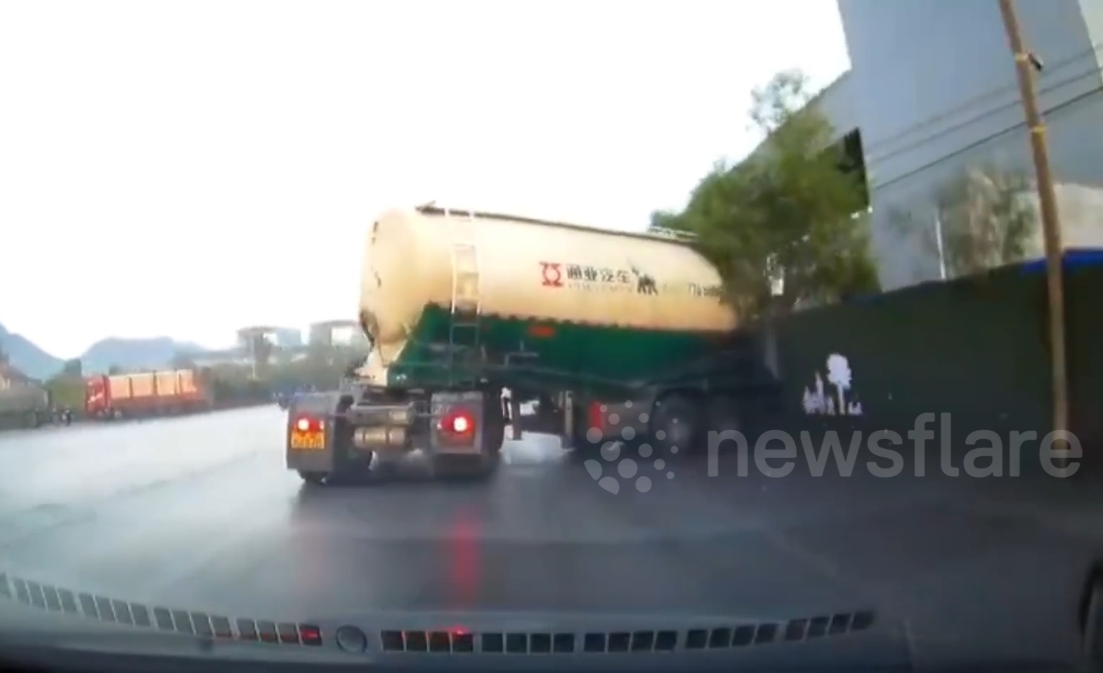 Sau khi trượt dài hàng chục mét, chiếc xe bồn dừng lại sau khi đâm vào tường chắn thép