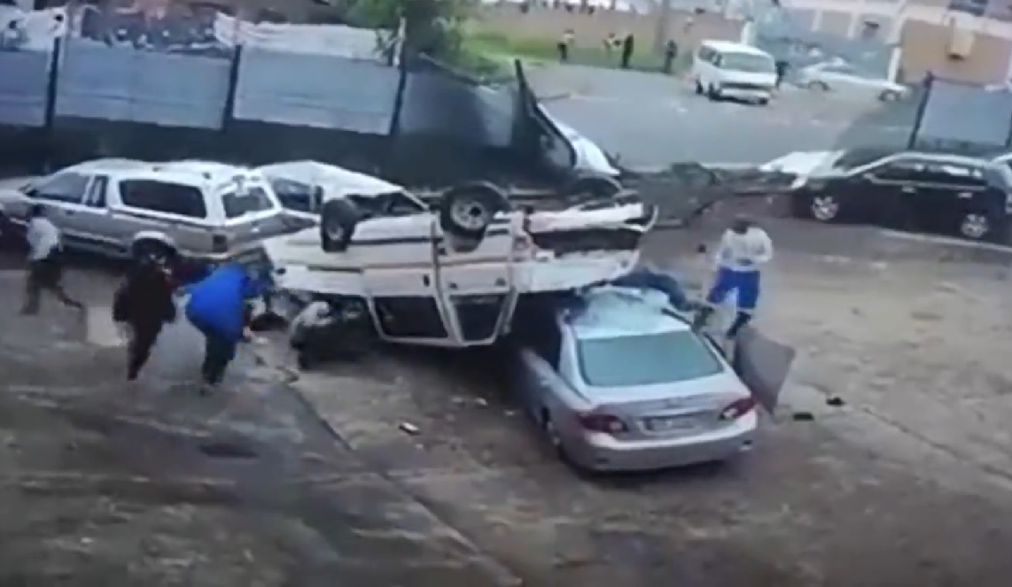 Hiện trường vụ tai nạn xe van đâm nát 2 chiếc sedan trước khi lật ngửa bụng