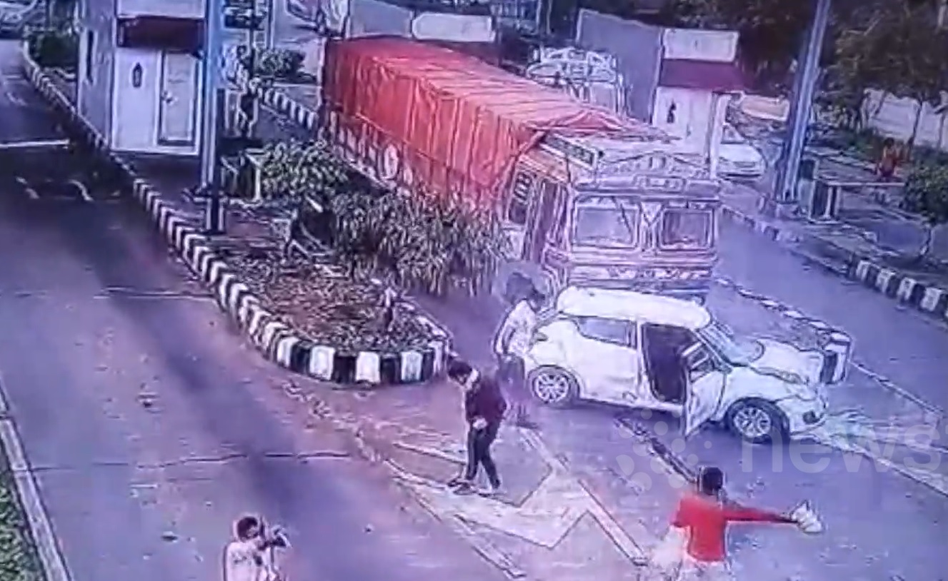 3 chiếc sedan dừng qua trạm thu phí bị xe tải đâm bẹp dúm