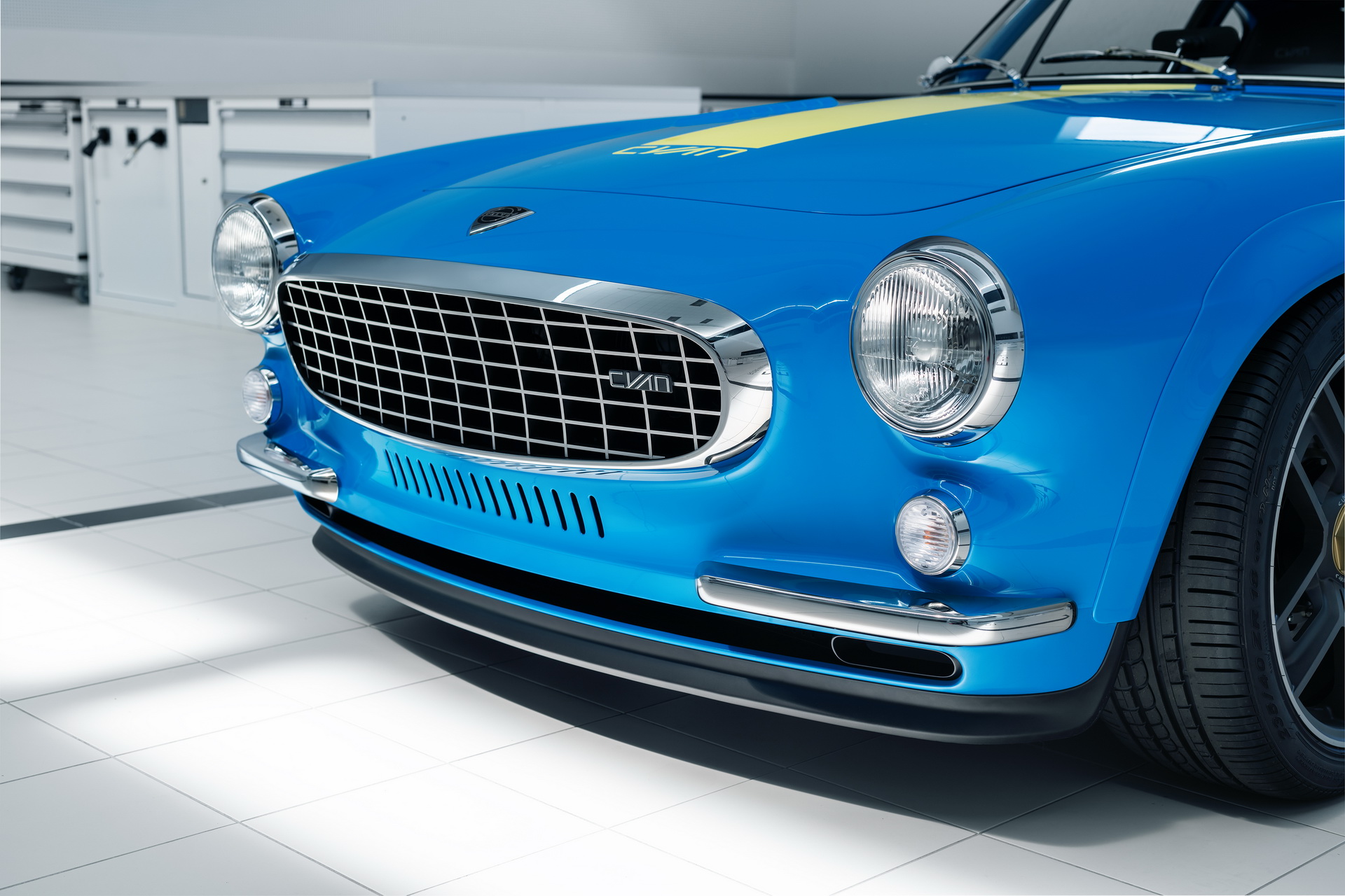 Volvo P1800 Cyan là mẫu xe cổ được phục hồi với công nghệ mới