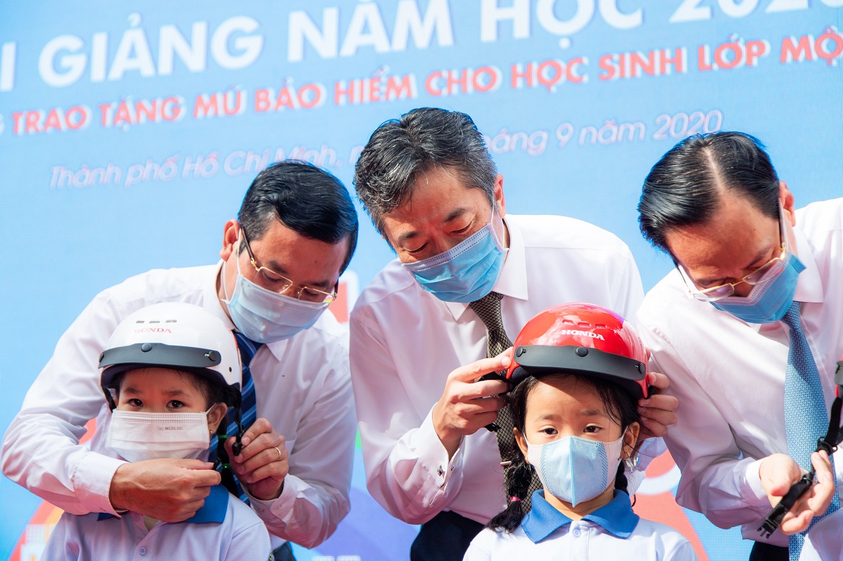 Trao tặng mũ bảo hiểm cho các em học sinh lớp 1