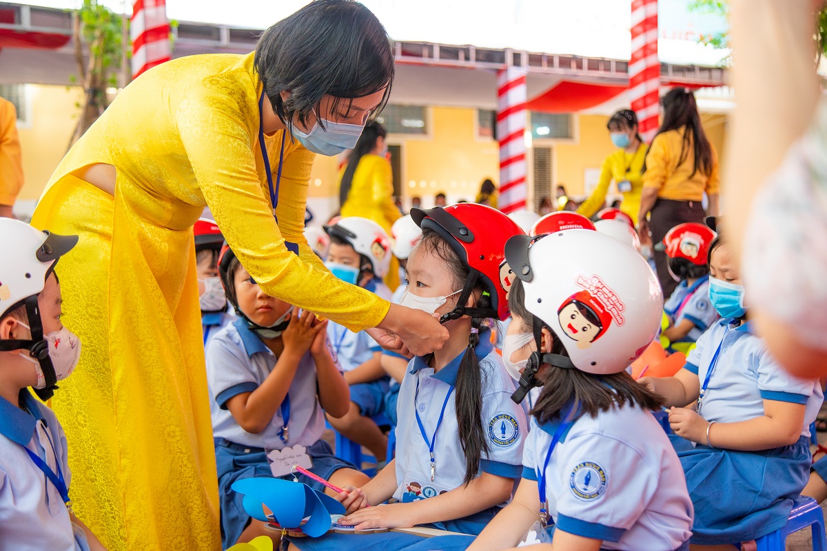 355 mũ bảo hiểm đạt chuẩn được trao tặng cho học sinh lớp Một trường Tiểu học Trần Hưng Đạo