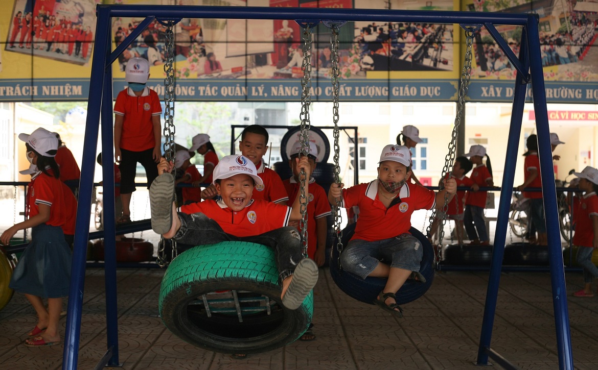 Học sinh trường Bồ Sao vui chơi tại sân chơi làm từ vật liệu tái chế