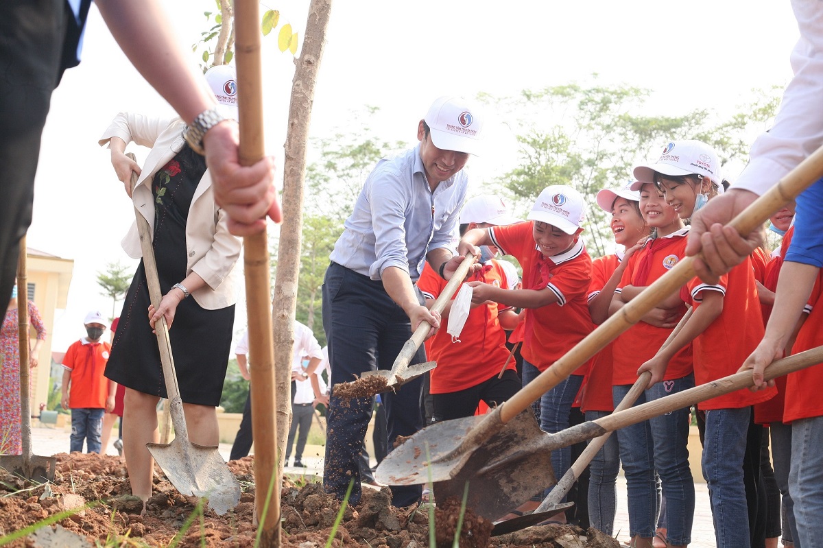 Ông Hiroshi Okamura, Phó giám đốc Toyota Việt Nam tham gia trồng cây tại Lễ Phát động Chung tay xanh hóa học đường
