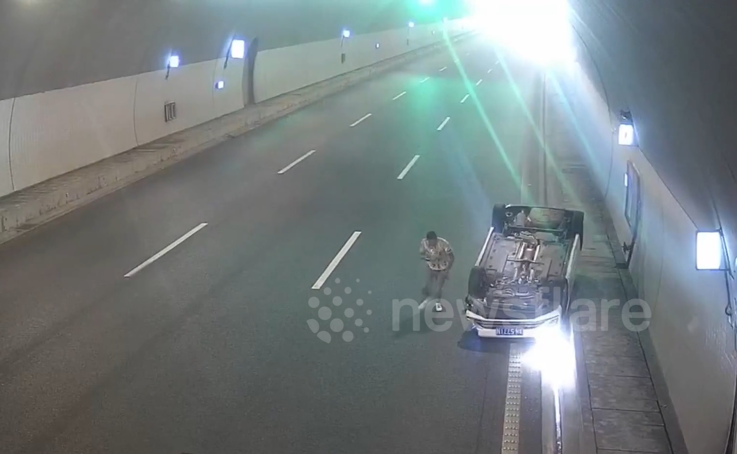 Khoảnh khắc lái xe chui ra khỏi chiếc ô tô gặp nạn trong đường hầm
