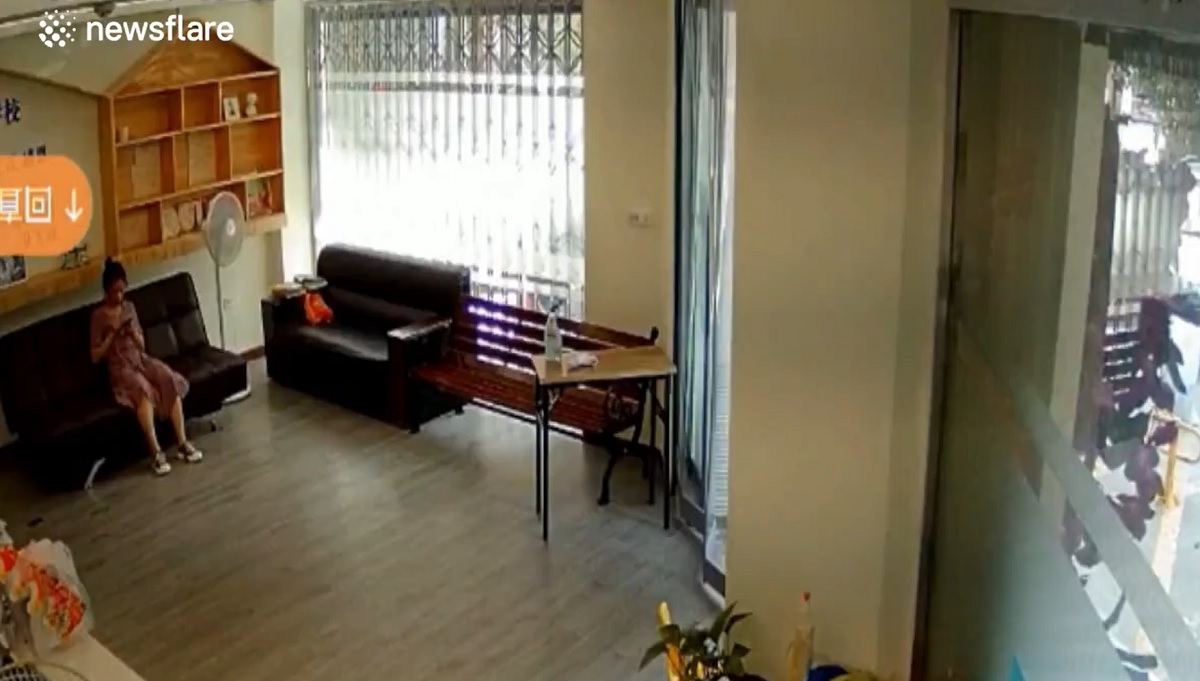 Khoảnh khắc trước khi chiếc ô tô đâm toang cửa kính lùi về phía cô gái đang ngồi trên sofa