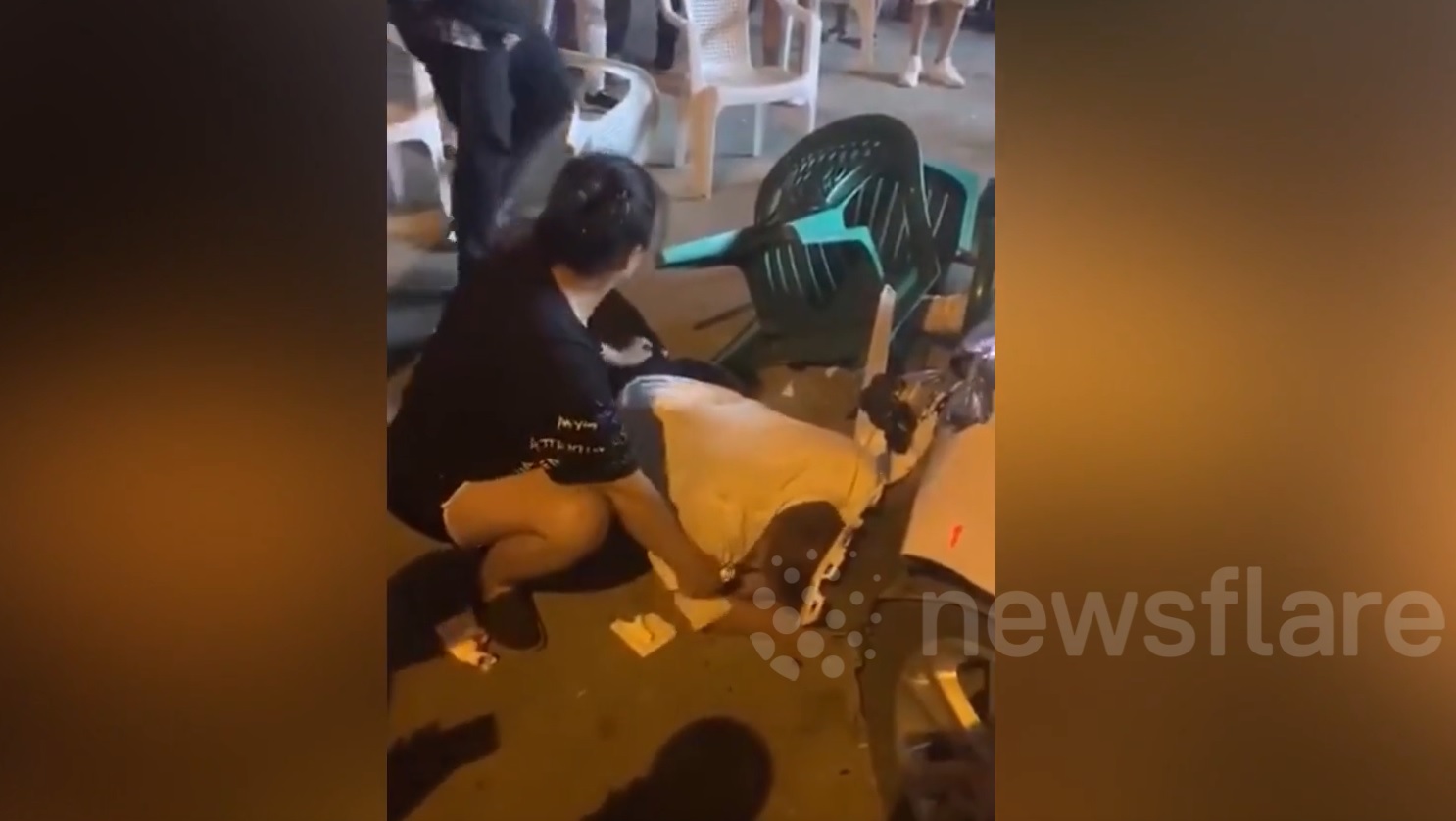Hiện trường ngổn ngang sau khi chiếc ô tô phóng qua phố ẩm thực ngoài trời