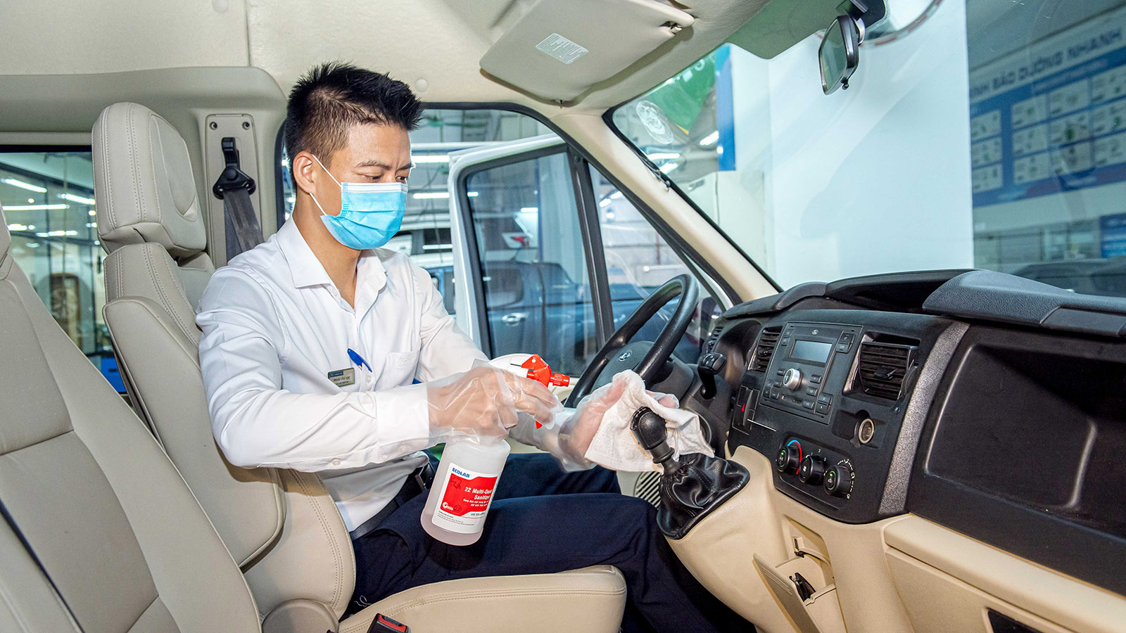 Tất cả các xe làm dịch vụ sẽ được nhân viên đại lý khử khuẩn đảm bảo an toàn trong mùa dịch