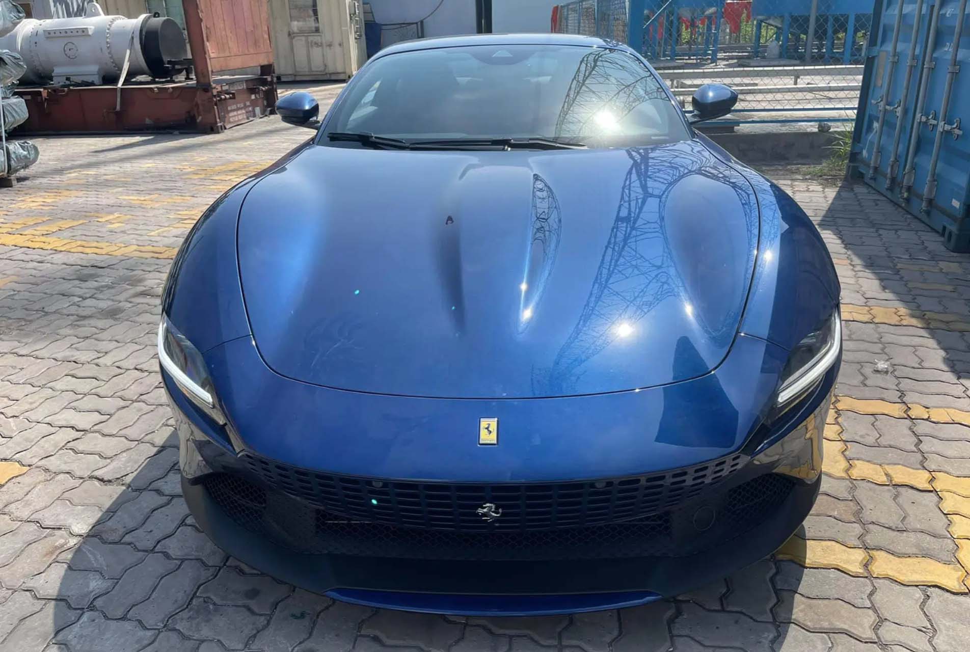 Phần đầu xe Ferrari Roma
