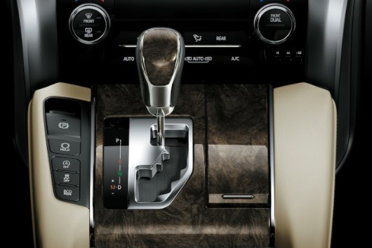 Toyota Alphard 2021 nâng cấp chính thức có mặt tại đại lý