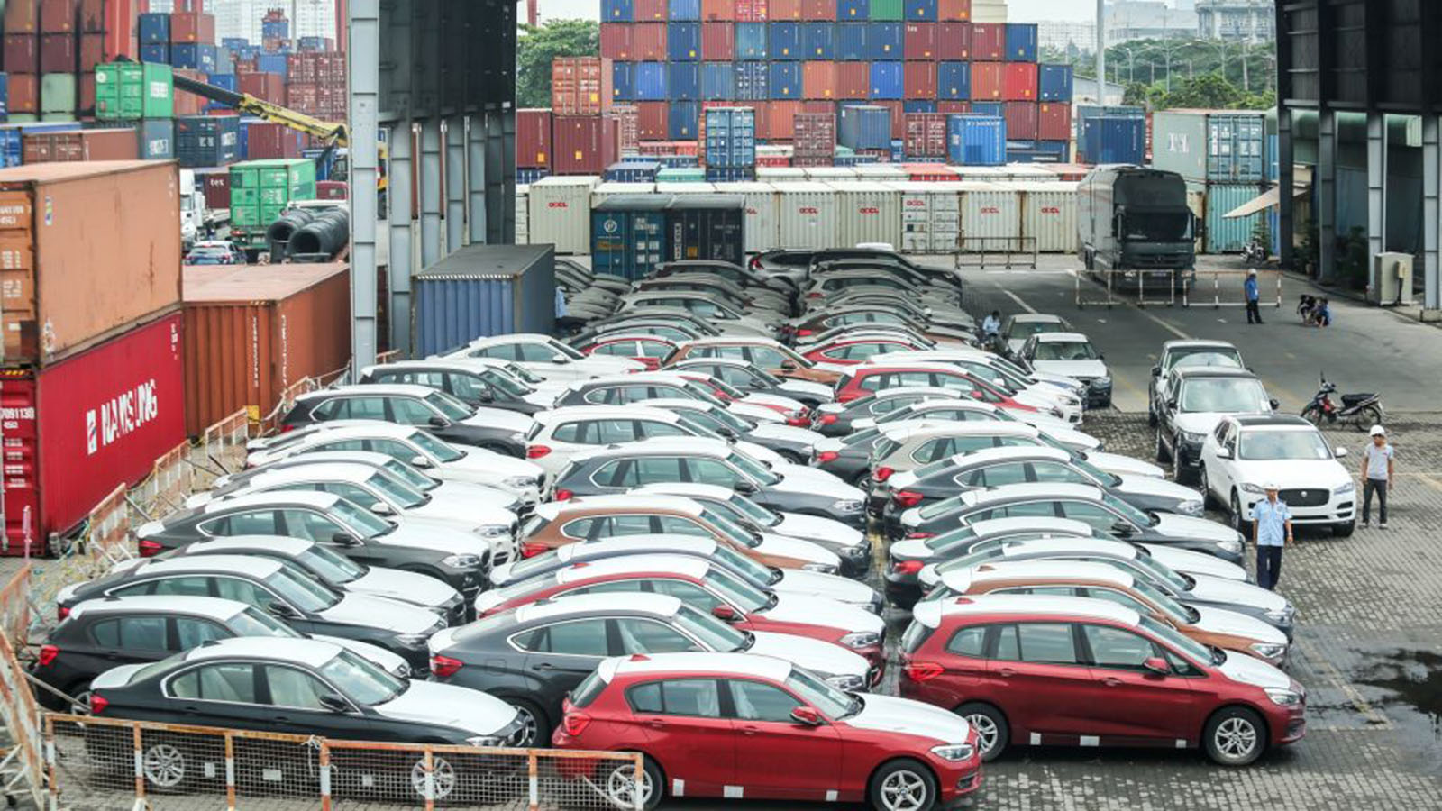 Lượng ô tô nhập khẩu vào Việt Nam giảm mạnh so với nửa cuối tháng 12/2020
