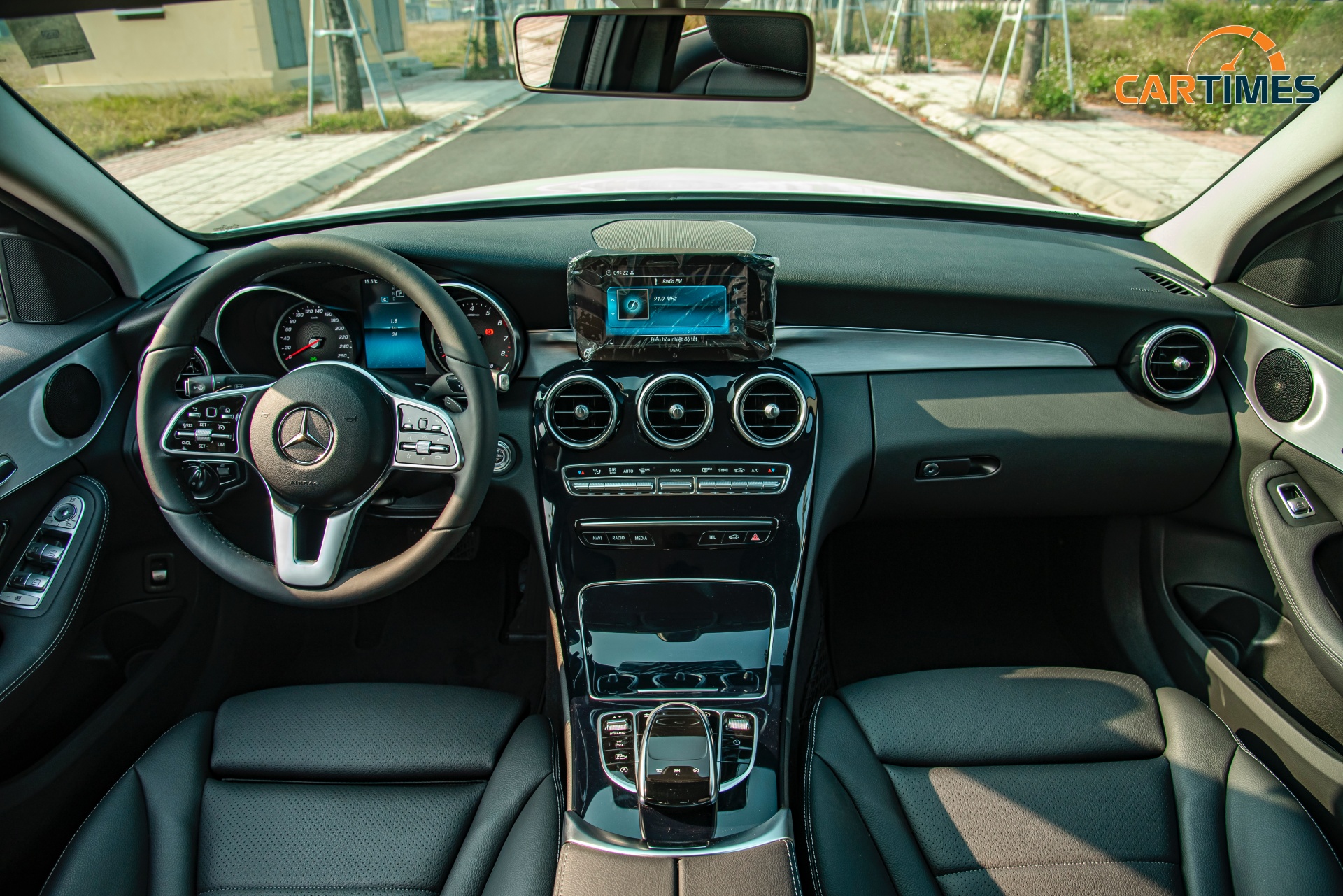 Hàng ghế trước của xe Mercedes-Benz C 180