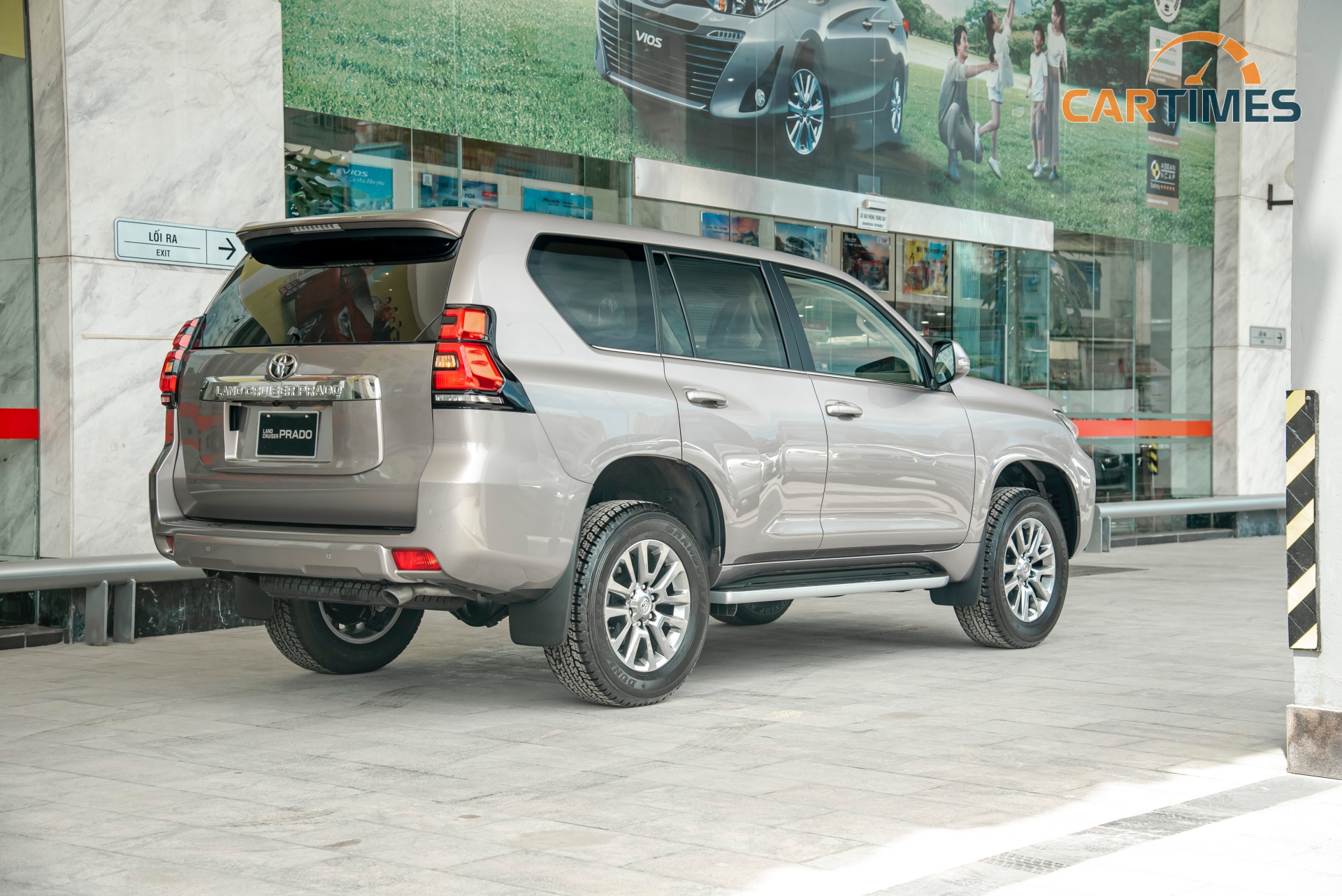 Toyota Land Cruiser Prado có giá tiệm cận xe sang