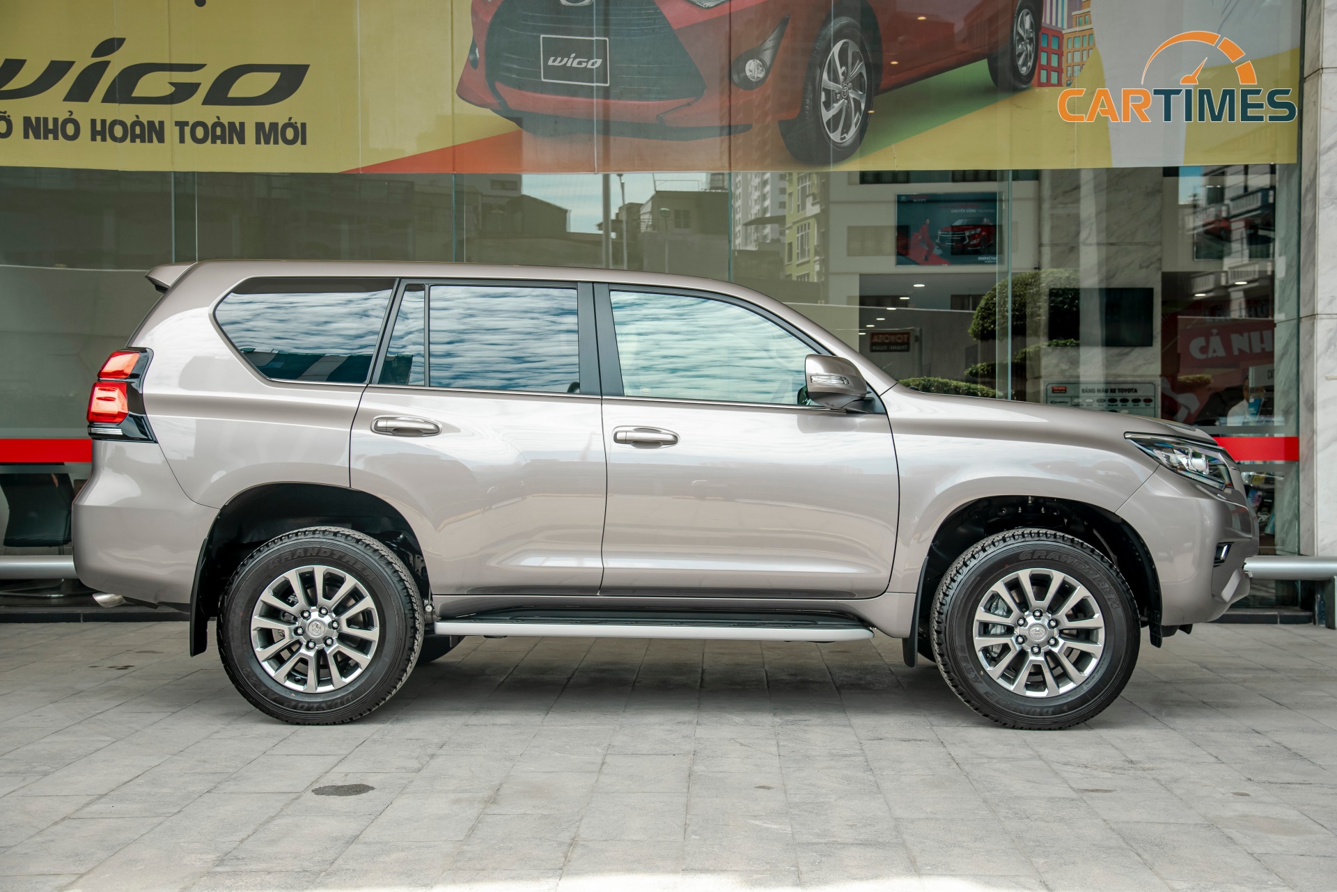Toyota Land Cruiser Prado khan hàng ở thời điểm trước Tết