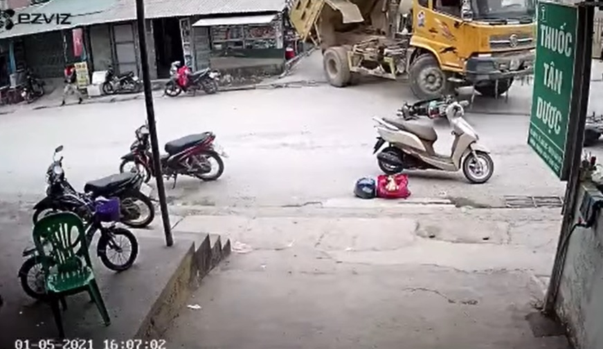 Hiện trường chiếc xe ben trôi dốc cán nát nhiều xe máy