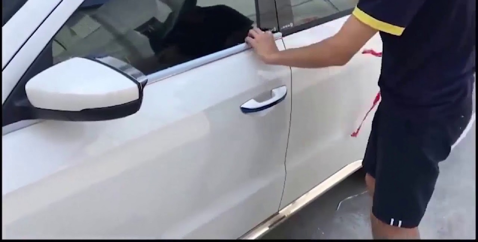 Nẹp chân kính xe ôtô là