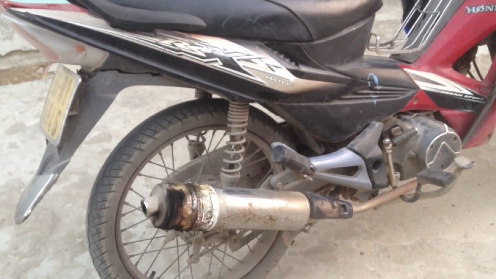 xe máy bị thủng bô