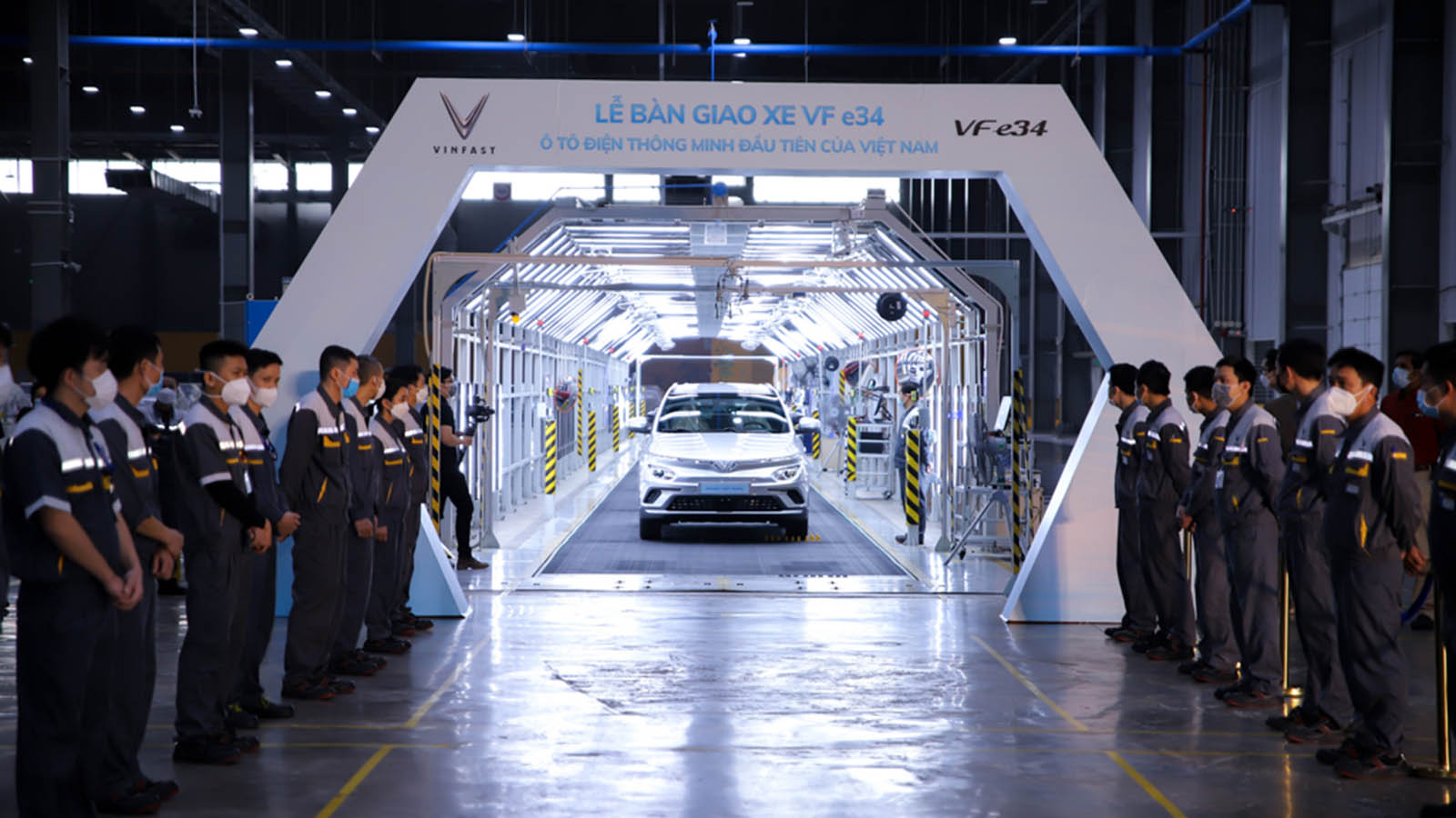 Buổi giao xe VinFast VF e34 tới tay khách hàng