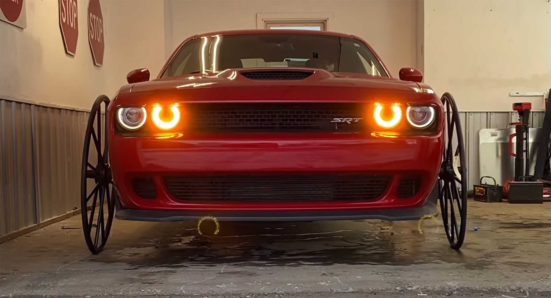 Lốp xe và la zăng mỏng lắp trên chiếc Dodge Challenger