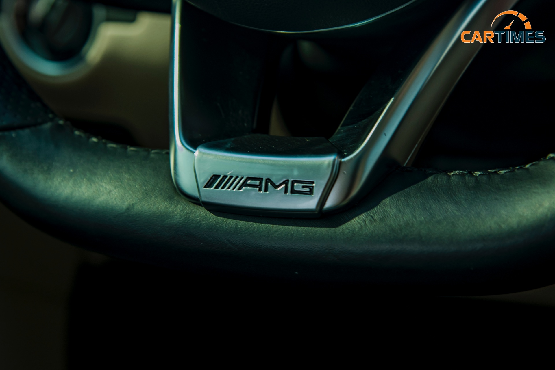 Logo AMG trên vô lăng xe