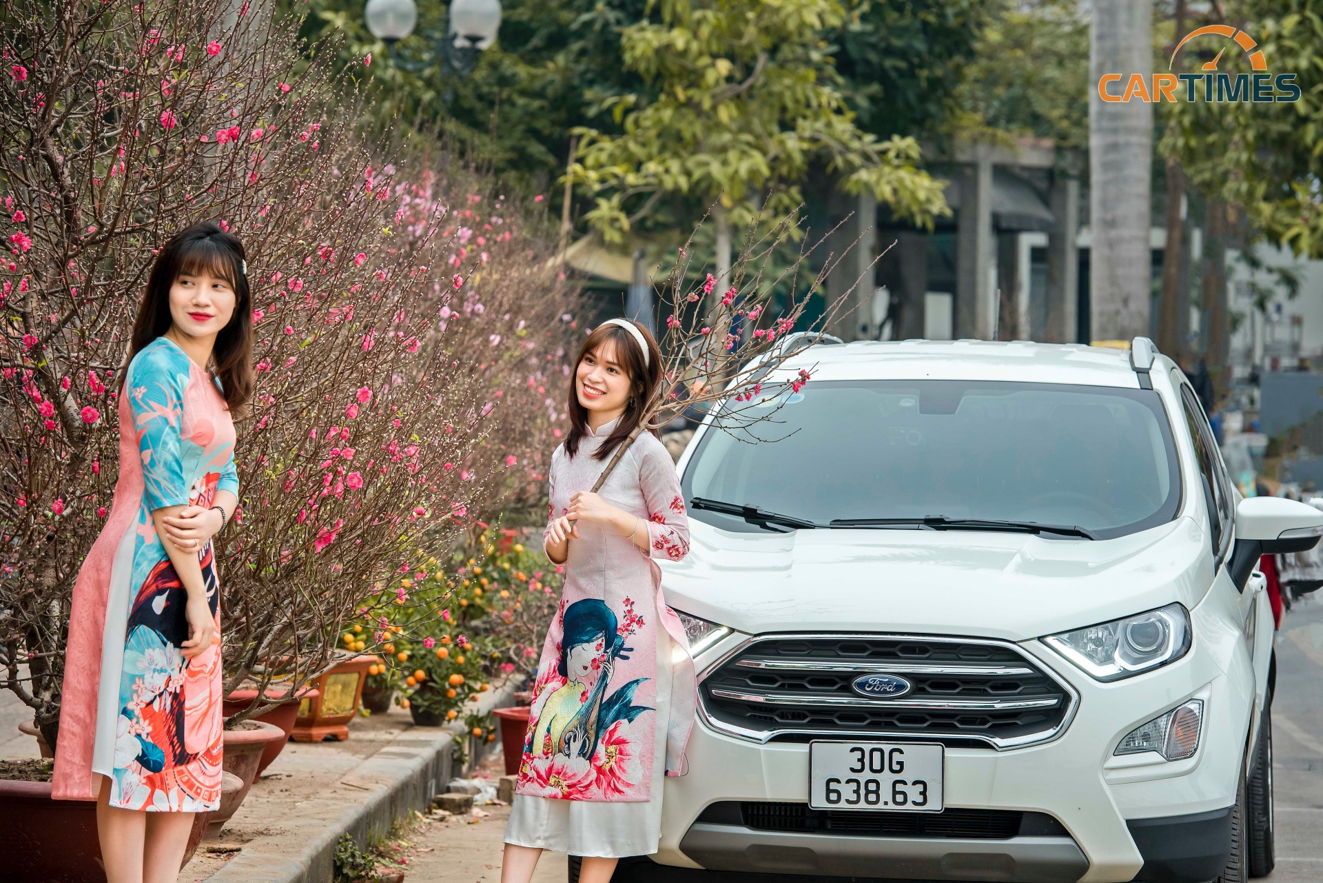 Sắc xuân tràn ngập hoà cùng tà áo dài cách tân