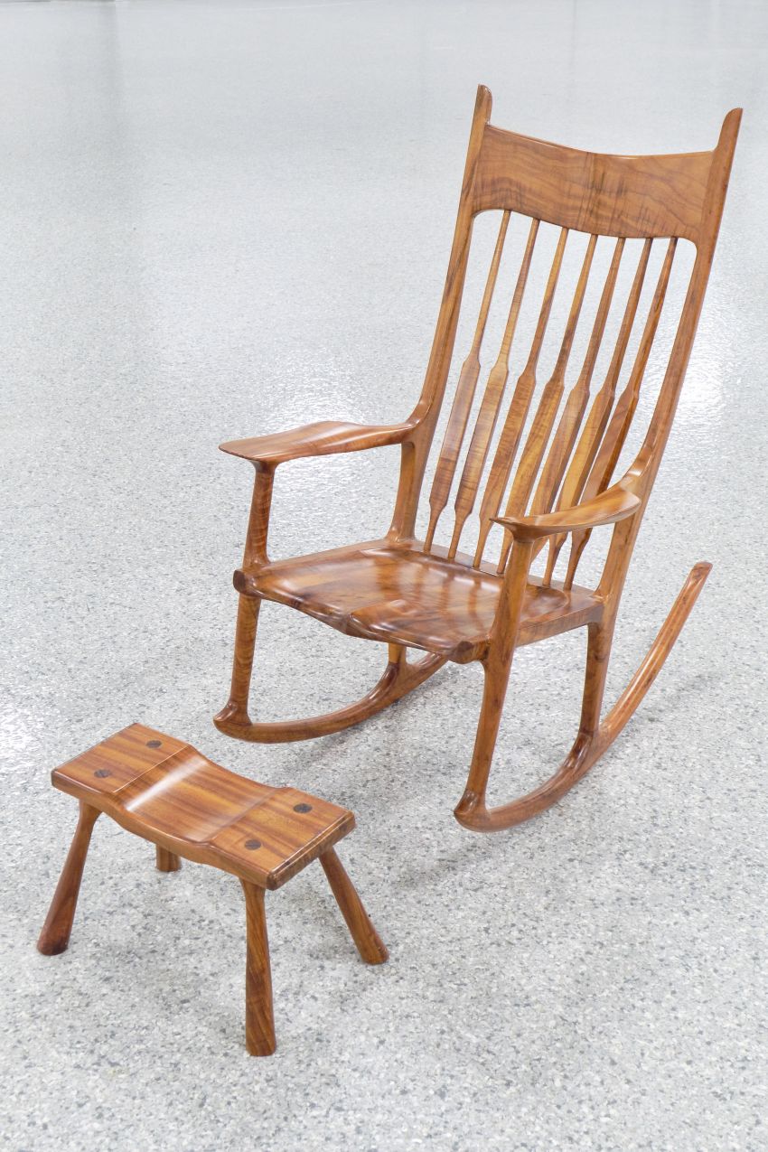Chiếc ghế bập bênh làm bằng loại gỗ Koa quý giá trong nhà tỷ phú Smith