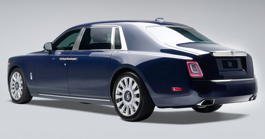 Koa Phantom với màu sơn xanh đậm ánh lên vào ban ngày, nhưng lại ẩn trong bóng tối vào ban đêm