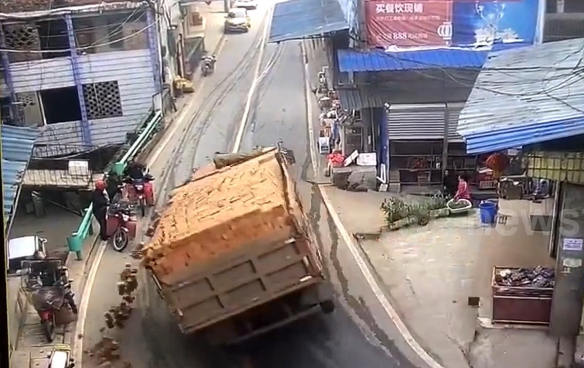 Cú vào cua gấp khiến xe tải lật, 2 người tử vong