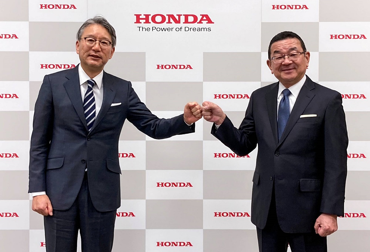 Giám đốc điều hành mới của Honda Motor Co. Toshihiro Mibe (trái) và Giám đốc điều hành sắp mãn nhiệm Takahiro Hachigo trong một cuộc họp báo ở Tokyo vào thứ Sáu. Ảnh: REUTERS