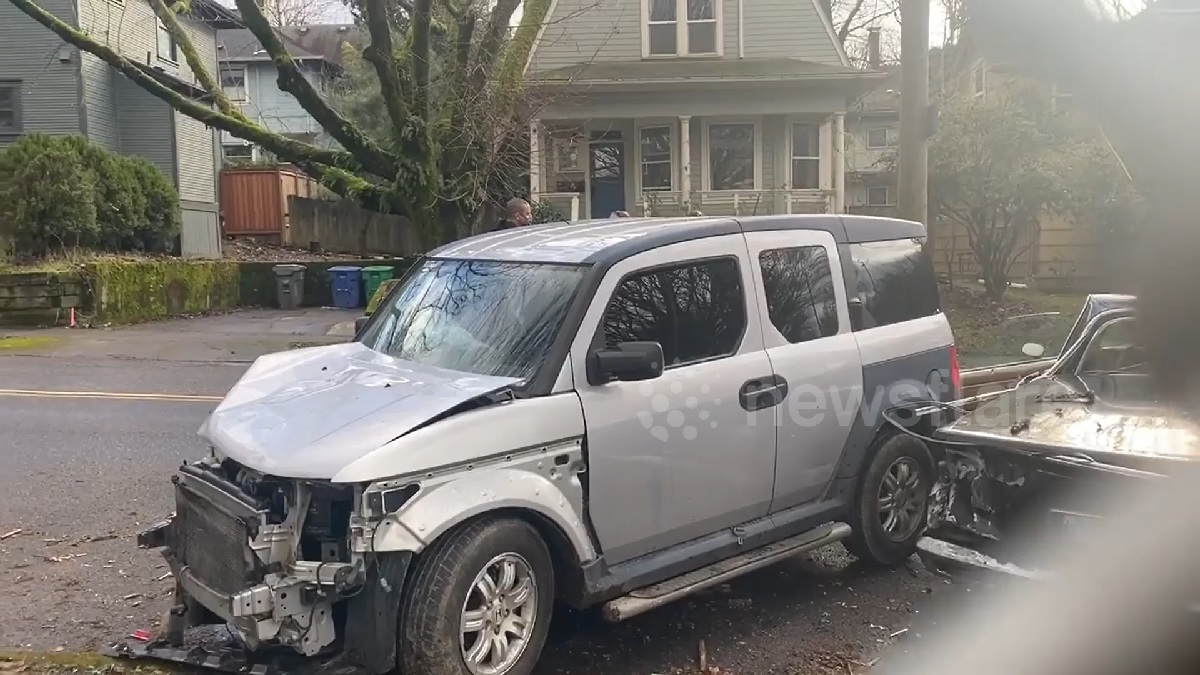 Chiếc Honda Element màu bạc nát hết phần đầu