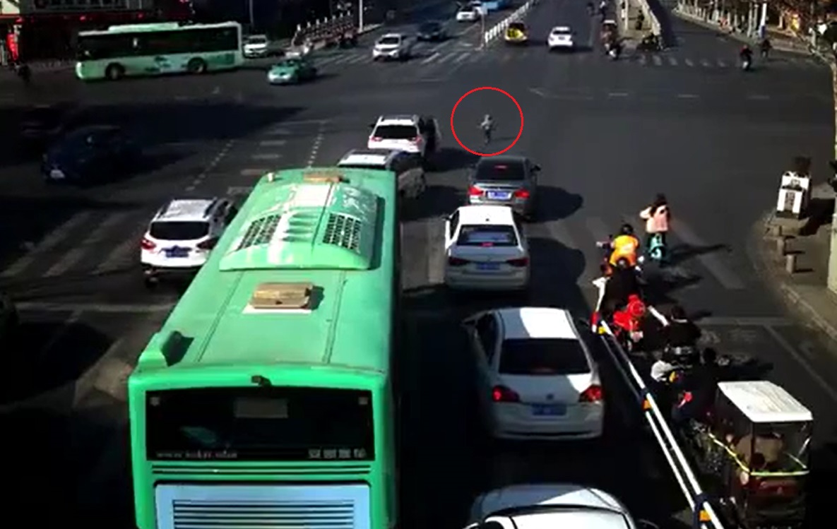 Em bé tự đứng dậy và chạy về phía trước