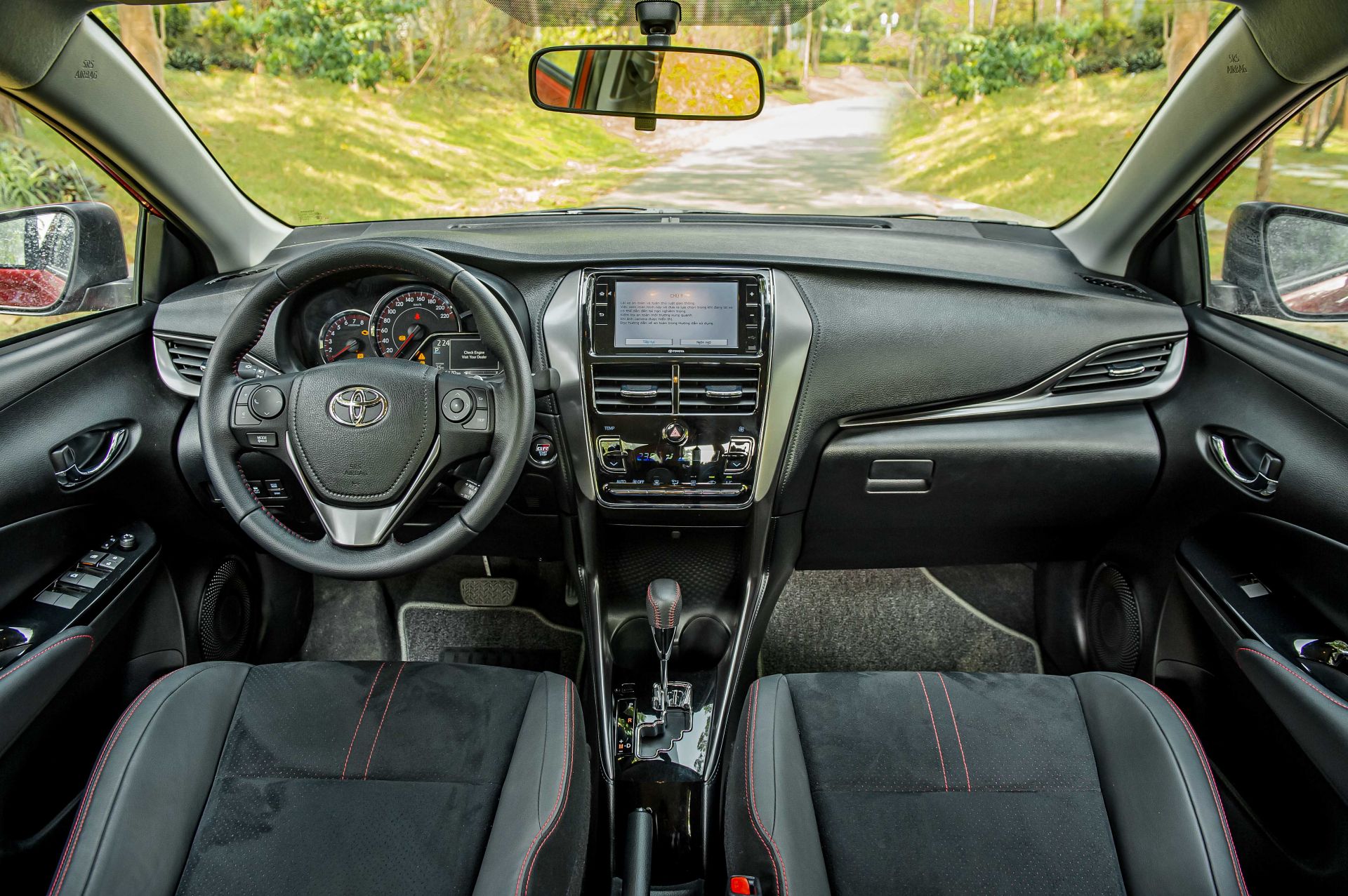 Hàng ghế trước của Toyota Vios 2021 GR-S